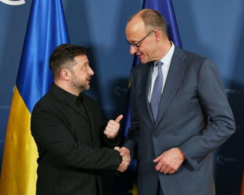 Friedrich Merz telefoniert mit Wolodymyr Selenskyj über Ukraine, China und bevorstehende US-Reise.