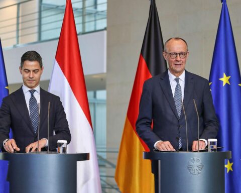 Friedrich Merz und Rob Jetten diskutieren über militärische und politische Strategien in Berlin.