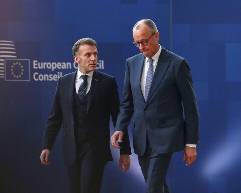 Macron und Merz beim EU-Gipfel, symbolisieren europäische Geschlossenheit und Wettbewerbsfähigkeit.