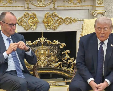 Friedrich Merz und Donald Trump im Oval Office, besprechen Handelsabkommen und internationale Politik.