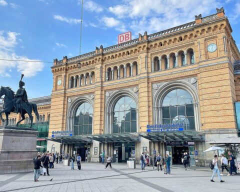 Messerangriff im Hauptbahnhof Hannover: Verletzter Mann und festgenommener Täter.