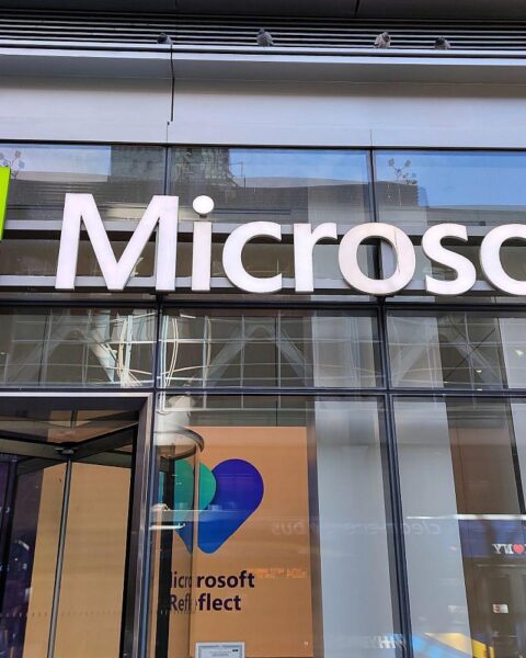 Microsoft-Filiale mit Fokus auf LinkedIn-Nutzer, Warnhinweis zu KI-generierten Inhalten und menschlicher Kommunikation.