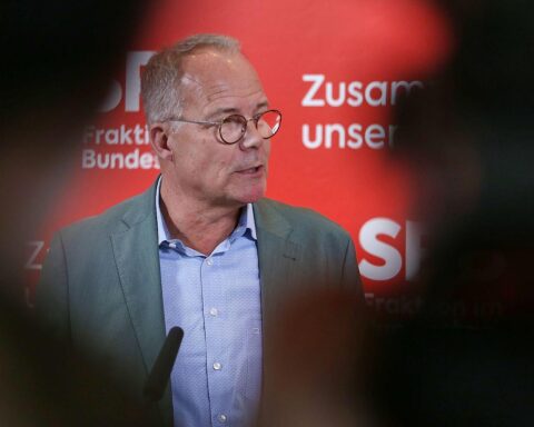 Matthias Miersch diskutiert Budgetkürzungen für Fachärzte im Gesundheitswesen, um Terminungerechtigkeit zu beheben.