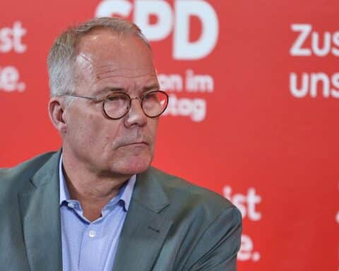 Matthias Miersch diskutiert im Bundestag über Gewalt gegen Frauen und Migration.