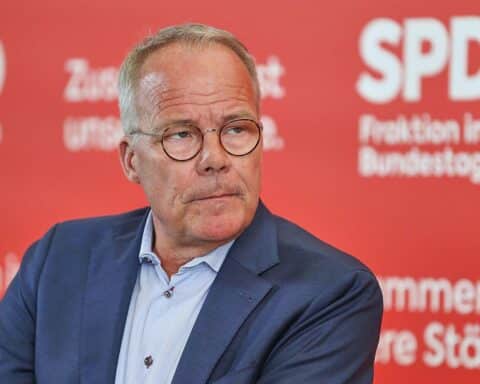 Mathias Miersch spricht vor Fraktionssitzung über Völkerrechtsbruch und europäische Diplomatie bezüglich Iran.