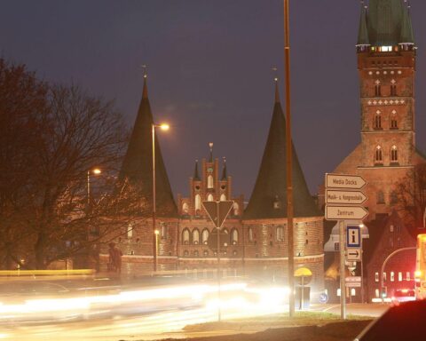 Holstentor in Lübeck, repräsentiert die Stadt und den neuen Mietspiegel 2025.