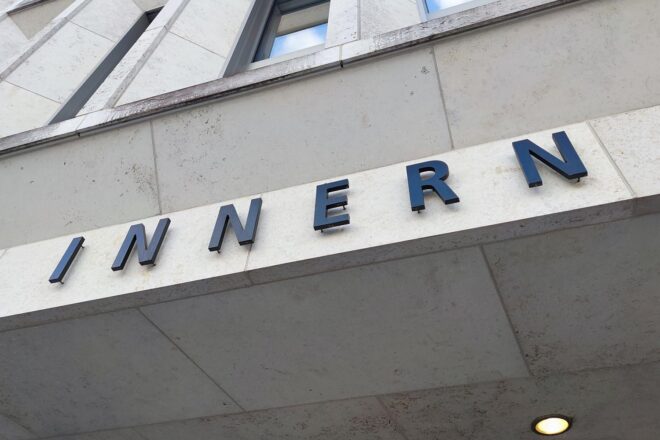 Ministerium: Ermittler erhielten Hunderte Hinweise zu Strom-Anschlag