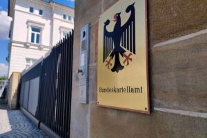 Bundeskartellamt bei der Bekämpfung von Wettbewerbsstörungen und Preiskontrollen im Kraftstoffsektor.