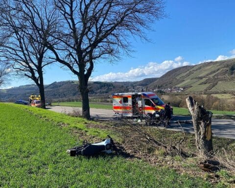 Motorradfahrer verunfallt schwer, Rettungshubschrauber im Einsatz, L234 gesperrt. Unfallort mit Baum sichtbar.