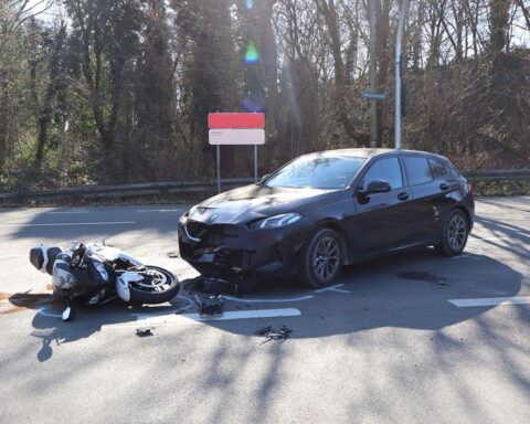 Motorradfahrer nach Unfall mit Pkw schwer verletzt, Polizeieinsatz und Rettungsdienst vor Ort.
