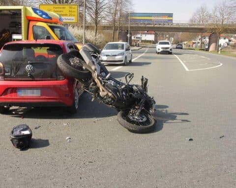 Motorradunfall mit Schwerverletztem, Rettungshubschrauber im Einsatz, Unfallstelle gesperrt.