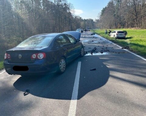 Schwerer Motorradunfall auf L540: Unfallfahrzeuge, Polizei und Rettungsdienste vor Ort.
