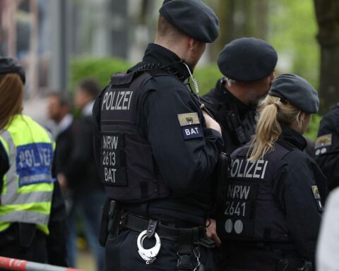 Motorradunfall: verletzter Fahrer, Polizei und Rettungsdienst an der Unfallstelle.