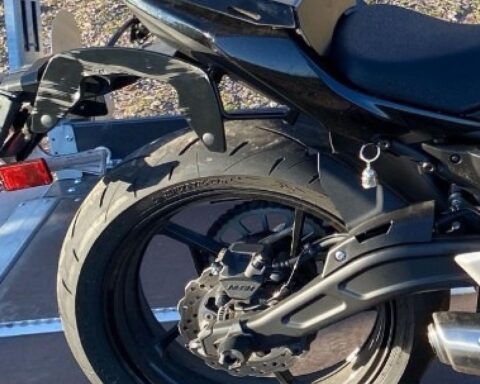 Motorradunfall: Verletzte Fahrerin, unachtsam, kollidiert mit Poller auf Landesstraße 509.