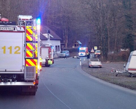 Motorradunfall: Verletzte Fahrerin wird von Einsatzkräften und Rettungshubschrauber versorgt.