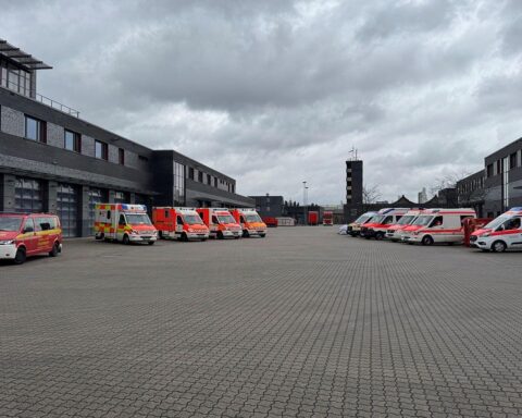 Evakuierung nach Kampfmittelfund: Feuerwehr, Einsatzfahrzeuge und Helfer sichern evakuierte Personen.