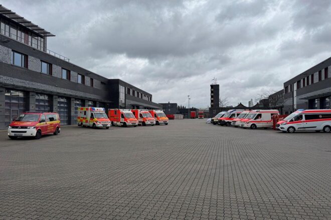 Mülheimer Feuerwehr unterstützt Evakuierung nach Bombenfund in Duisburg