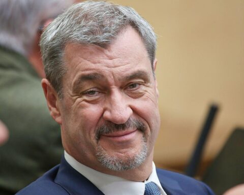 Markus Söder und Dominik Krause diskutieren Zusammenarbeit in München, symbolisiert durch freundliches Treffen.