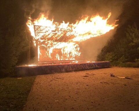 Flammen und Rauch im Musikpavillon des Stadtgartens während Feuerwehr-Einsatz.