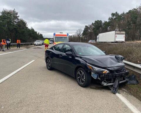 Verunfallter Nissan auf Autobahn nach illegalem Straßenrennen, Polizei ermittelt, Unfallzeugen gesucht.