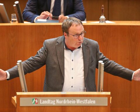 Oliver Krischer spricht über Infrastrukturgesetz, Digitalisierung, Umweltrecht und Beteiligungsrechte in NRW.