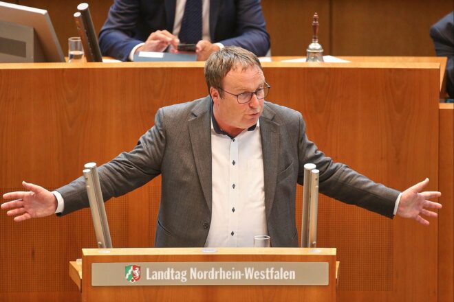 NRW-Verkehrsminister bei Infrastruktur-Gesetz gegen Parteilinie