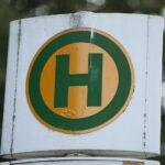 Bushaltestelle mit ausgestorbenem Warten; Hinweis auf Umleitungen wegen Fahrbahnsanierung sichtbar.