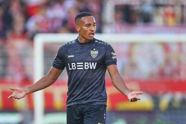 Jamie Leweling in einem Fußballtrikot, symbolisiert Verletzungsgefahr im Nationalteam.