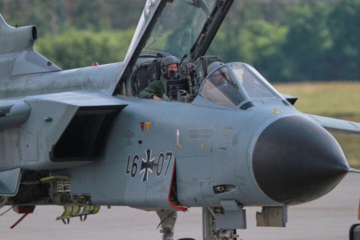 Tornado-Kampfjet im Einsatz, symbolisiert steigende NATO-Raketenabwehrbereitschaft gegen iranische Bedrohungen.