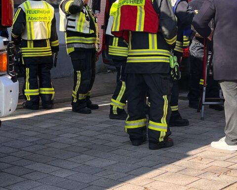 Schockierende Szene: Feuerwehr rettet Personen nach CO2-Austritt im Kurgastzentrum Horn-Bad Meinberg.