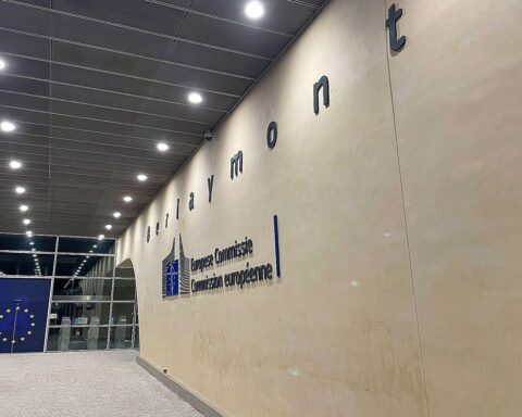 Karte von Europa mit digitalen Symbolen, die Unternehmensgründung und Wachstum symbolisieren.