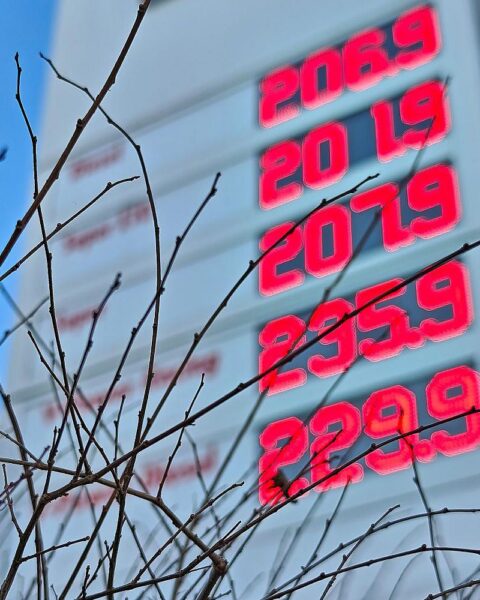 Tankstelle mit Zapfsäulen, symbolisiert steigende Benzinpreise und geopolitische Herausforderungen im Iran-Konflikt.