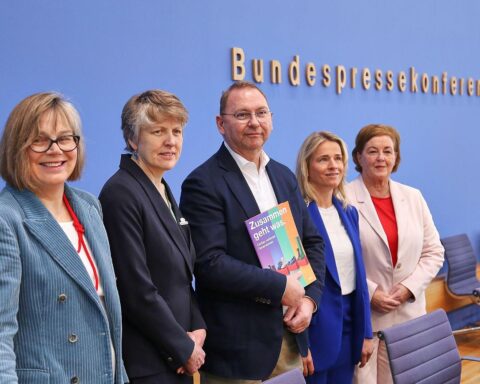 Gruppenzusammenkunft zivilgesellschaftlicher Organisationen, die für einen gerechten Sozialstaat kämpfen.