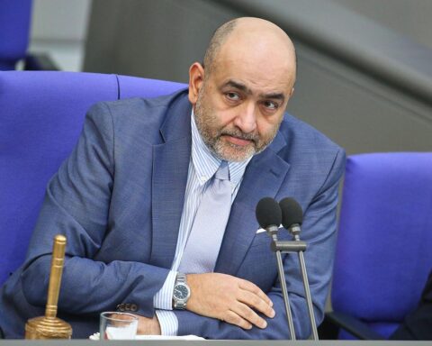 Omid Nouripour fordert stärkeren Kampf gegen iranisches Regime und Unterstützung der Opposition.