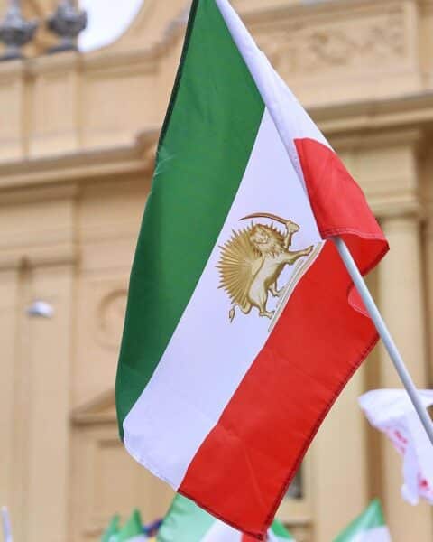 Protestierende Menschen mit Plakaten gegen das iranische Regime und für politische Veränderungen.