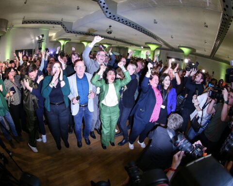 Bilder von Omid Nouripour und Cem Özdemir, umgeben von grünen Symbolen und Wählerinteressen.