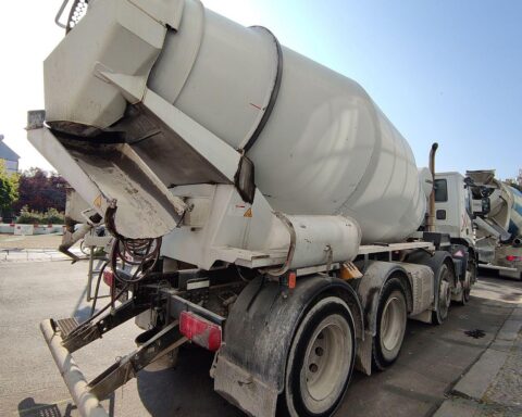 Fahrmischer auf Baustelle, symbolisiert steigende Baukosten durch Energiepreis-Anstieg in Deutschland.