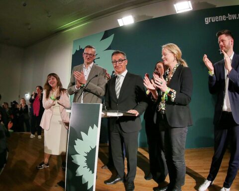 Cem Özdemir bei der Wahlparty, jubelnde Stimmung nach Landtagswahl in Stuttgart.