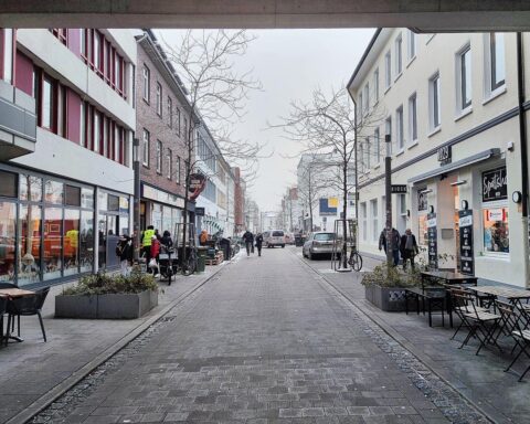 Oldenburgs Innenstadt beim Jubiläum mit Oberbürgermeister und festlichen Aktivitäten, Menschen genießen das Event.