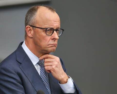 Friedrich Merz diskutiert über US-Politik, während Politikerinnen unterschiedlich kritisieren und unterstützen.