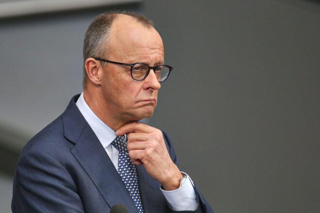 Friedrich Merz diskutiert über US-Politik, während Politikerinnen unterschiedlich kritisieren und unterstützen.