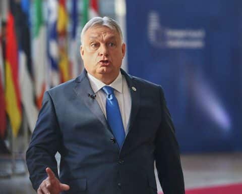 Viktor Orbán diskutiert in Brüssel über Finanzhilfen für die Ukraine, blockiert Unterstützung.