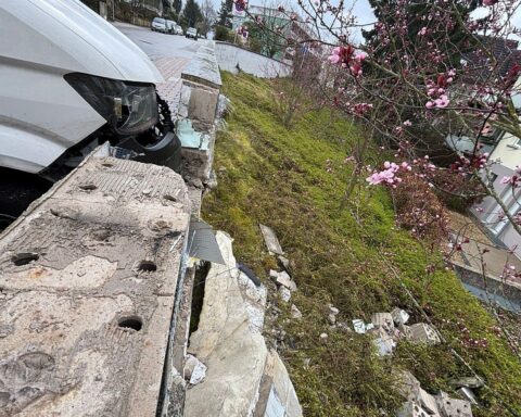 Ein Paketdienstfahrzeug ist gegen eine Mauer gerollt, sichtbare Schäden an der Mauer.