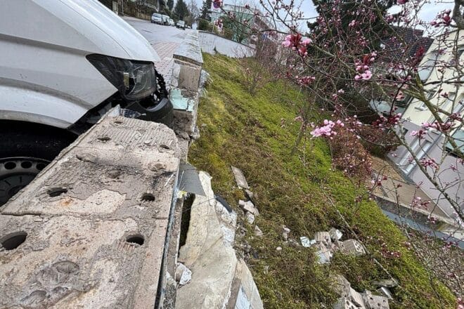 Paketwagen rollt in Bad Bergzabern gegen Mauer