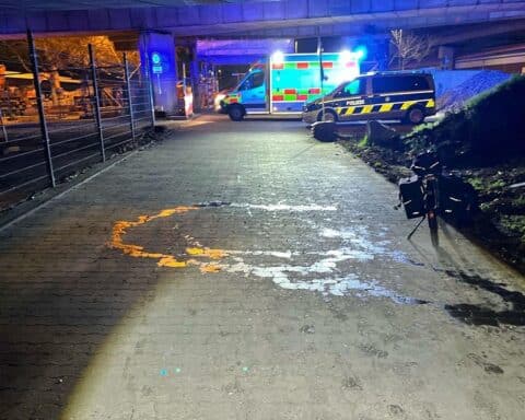 Pedelecfahrer verletzt nach Sturz auf Öllache, Polizei sucht Zeugen für Untersuchungen.