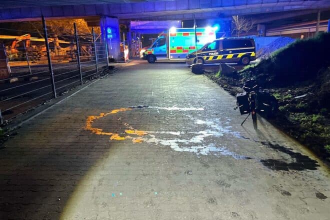 Pedelecfahrer nach Sturz auf Öllache verletzt – Polizei sucht Zeugen in Neuss