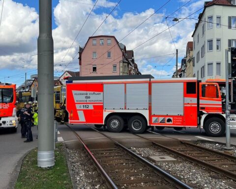 Feuerwehr rettet verletzte Person nach Straßenbahnunfall in Stuttgart, sorgt für Sicherheit der Fahrgäste.