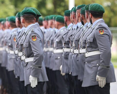 Bundeswehr-Soldaten bei Ausbildungsaktivitäten, Symbol für gestiegene Personalzahlen und Rekrutierungsinteresse.
