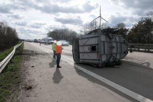 Unfall mit Pferdeanhänger auf Autobahn: Anhänger kippte um, Pferd musste gerettet werden.