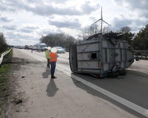 Unfall mit Pferdeanhänger auf Autobahn: Anhänger kippte um, Pferd musste gerettet werden.